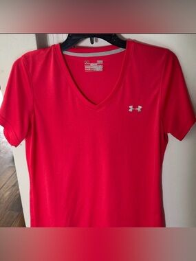 EUC Under Armour Women’s Fiery Red/Pink Short Sleeve V-Neck HeatGear Tee